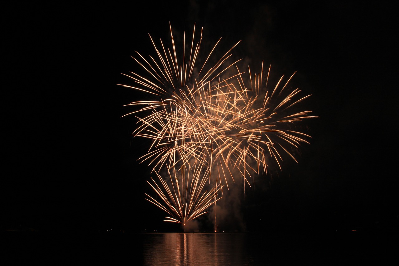 feu d'artifice sur la mer