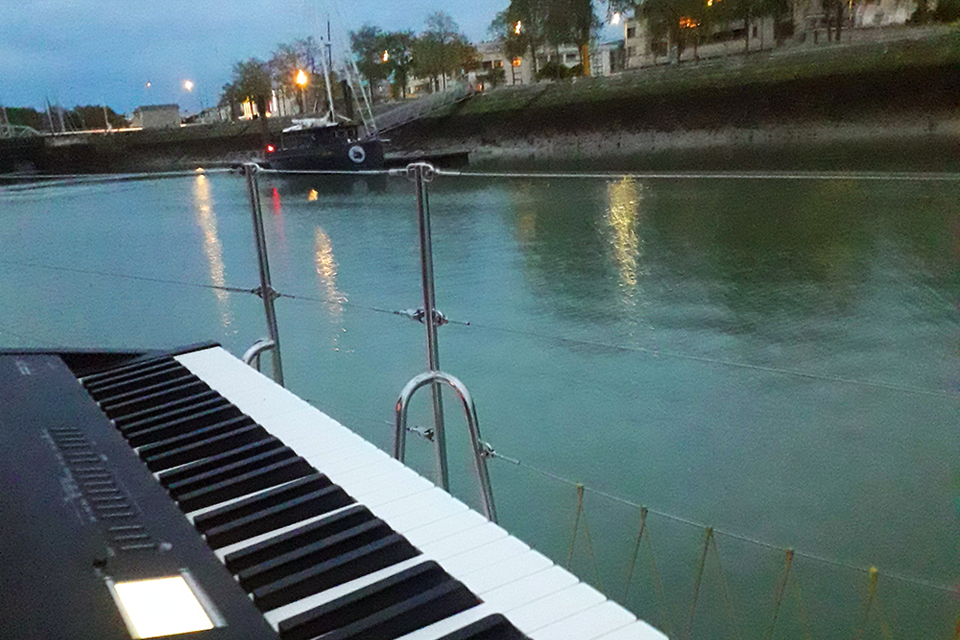 Un piano sur l'océan... Rivages Kapalouest, balades en mer à la voile sur maxi catamaran et